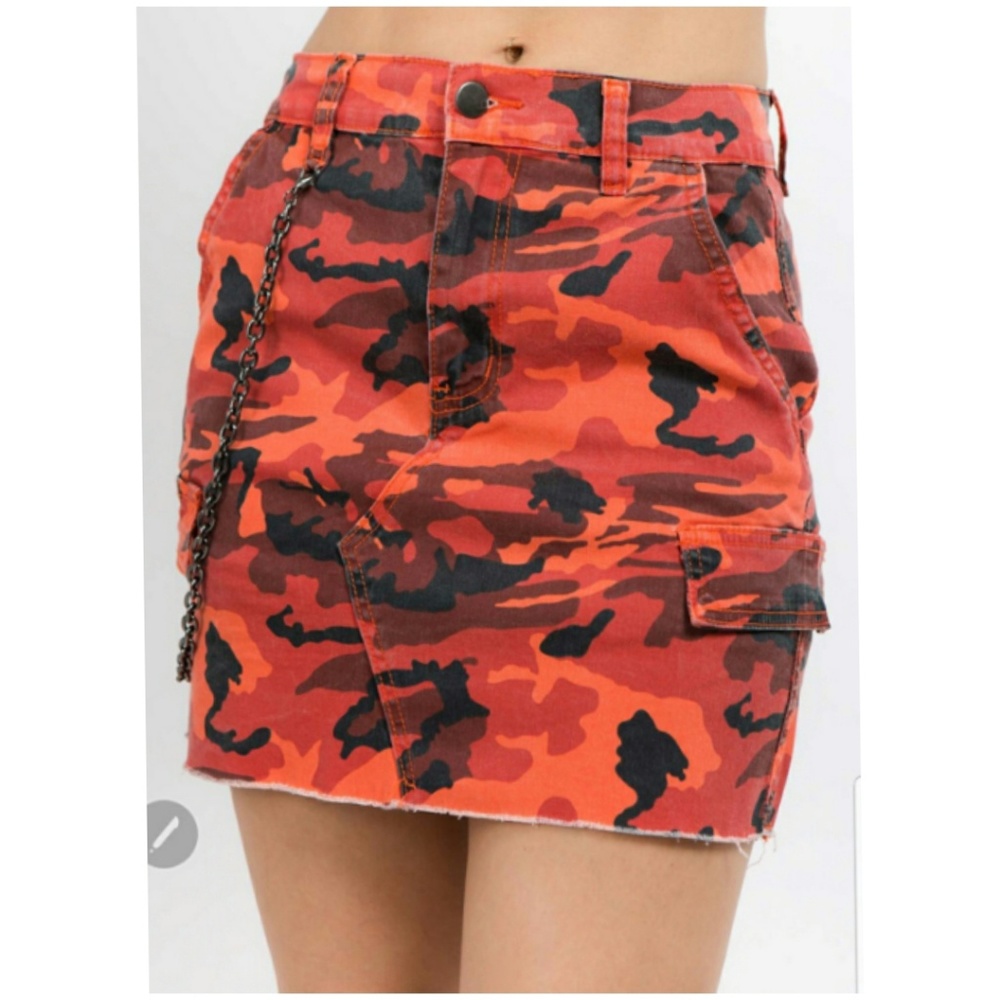 CAMO SKIRT WITH BULLDOG CHAIN